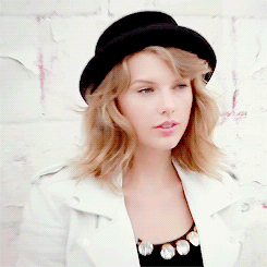 newromantis:Taylor Swift behind the scenes of  Lucky magazine’s photoshoot