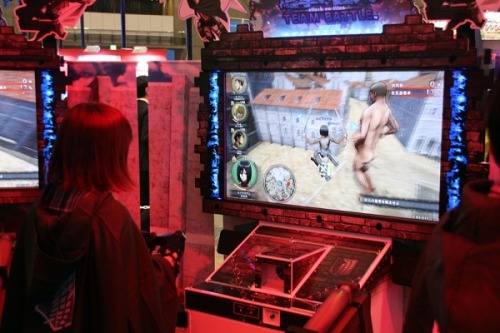 CAPCOM has announced that they will exhibit more details about the upcoming Shingeki no Kyojin TEAM BATTLE arcade game at Japan Amusement Expo 2016 (JAEPO2016) on February 19th - 20th! The game will focus on action play using 3DMG, and network multiplayer
