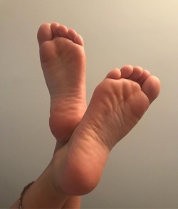 feetofleanne:  Which part of my feet are your favourite to see? Comment and let me know 😁👣 #feetofleanne 