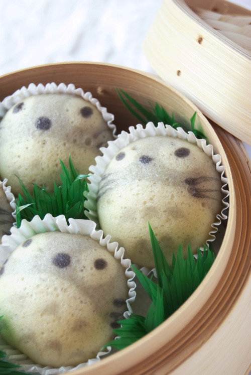 Totoro Steamed Cupcakes Ingredients:3 eggs 150 g sugar 150 ml milk 300 g flour 3 tsp baking powder