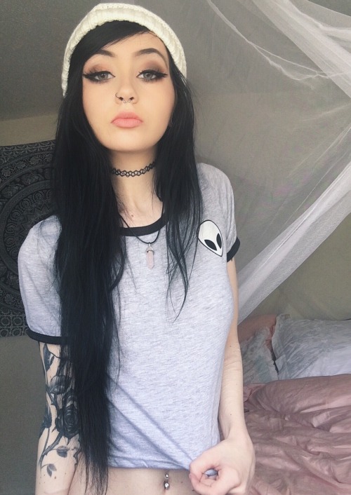 horrorcutie:  Alien Babe 👽