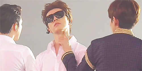 haekey:  ryeowook playing with donghae adam’s apple 