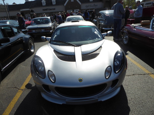 fromcruise-instoconcours:  Lotus Exige S, a baby version of the mid-engine supercar along the lines of an Alfa 4C.