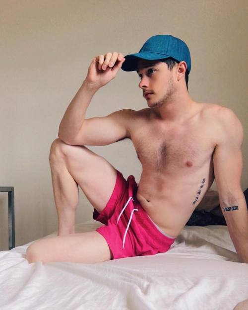 dominickwhelton:Pink shorts are all I need to be beach ready 😝