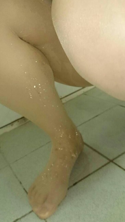 ttpanty: 剛剛因應某人的要求穿著絲襪尿尿，然後再穿著絲襪洗澡，好奇怪的感覺呀