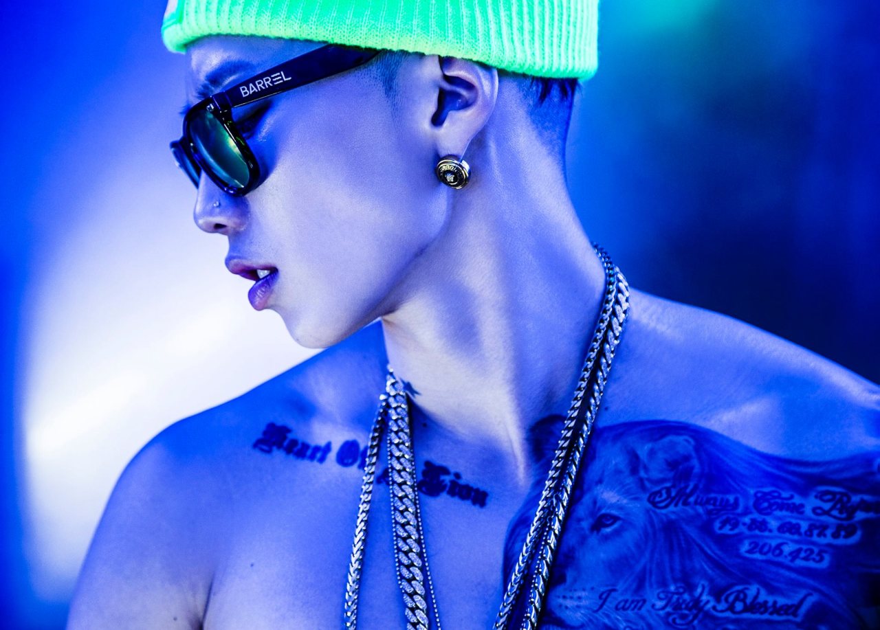 Jay Park's Blue Hair in "Mommae" Music Video - wide 8