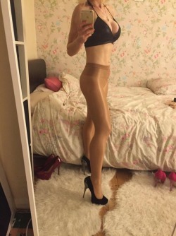 collanterie:  pantyhosestash:  http://pantyhosestash.tumblr.com/archive  Wow