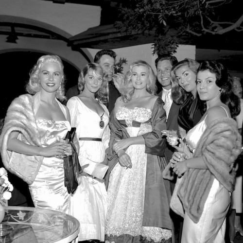 Jeanne Carmen, Vikki Dougan, Lance Fuller, Anita Ekberg, Anthony Steel, Joan Tyler, Joan Bradshaw / 