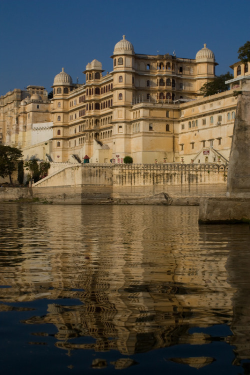(via Udaipur - Lake Palace, a photo from Rajasthan, West | TrekEarth)Udaipur, India