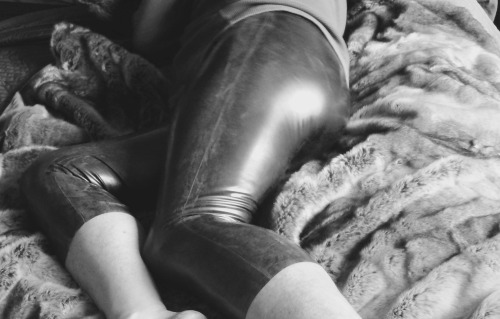 xetalfoxclaw:  I think I would have rather made these into full length leggings, but the capri length isn’t so bad either.Yeah, definitely shouldn’t have been so lazy and given them a shine before taking photo’s…