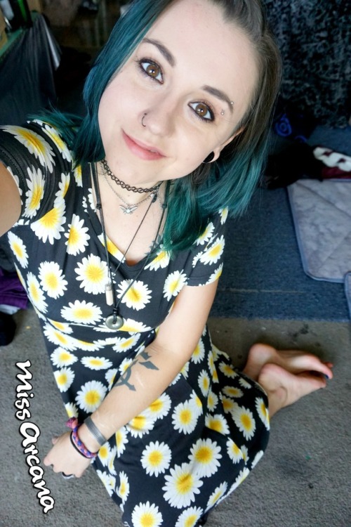 themissarcana: feet, booty and sunflower dresses <3 www.MissArcana.com