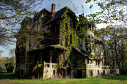 theblacklacedandy:  fuckyeahabandonedplaces:  nooteboom by bra3nnvin on Flickr.  OH MY GOD DREAM HOUSE with vines, and balconies yes please!!!!!! 