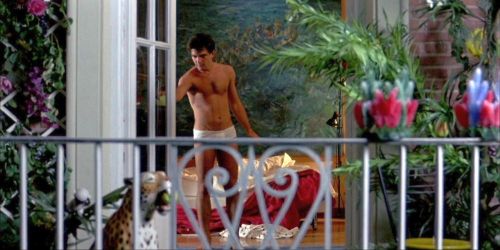 Antonio Banderas nudo in “La ley del deseo” (1987)