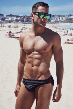 randy9bis:  Tanned boi, beaut physique, and in a skimpy black swimsuit !  :-)