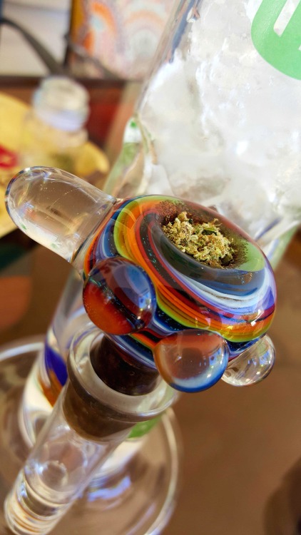 californiabudz: Lovely “EPIC” ice-filled bong with the coolest rainbow glass bowl! 