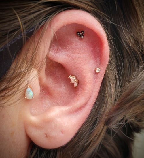 We love a faux snug (conch piercing + helix piercing) moment! Especially with diamonds &amp; gold #