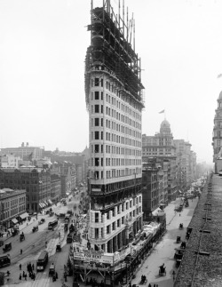 architecture-anddesign:  The Flatiron Building under construction, New York City… 1902 - [793 × 1024]