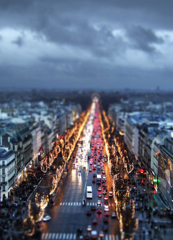 brutalgeneration:  Tourist by vexed&confused