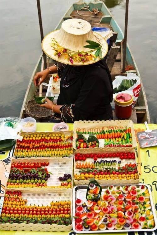 awakenings-from-within: maryaaam0-0: Floating Market , Thailand Absolutely amazing display of colour