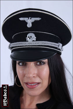 ssbabes1:  Sexy SS officer. 