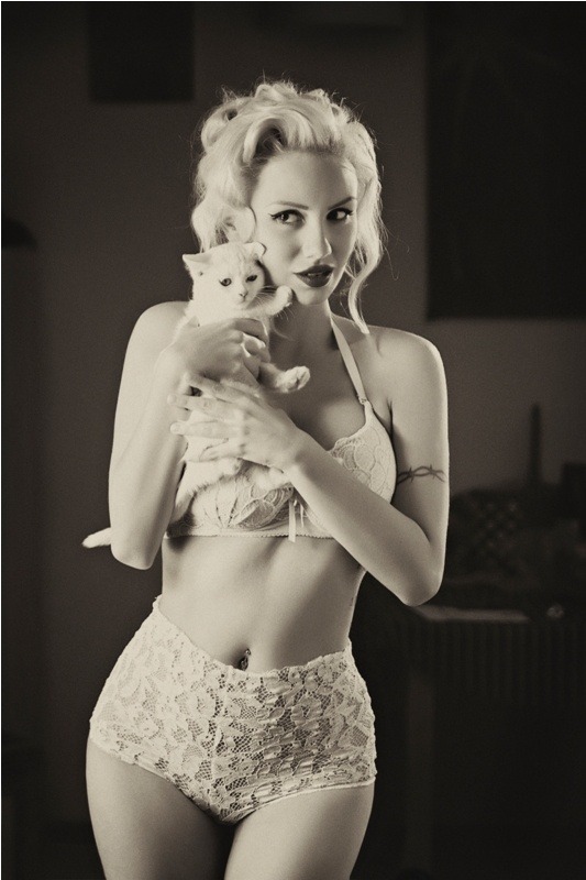 alternative-pinup:  Alternative Pinup girl