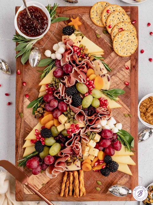 daily-deliciousness:  Christmas tree charcuterie board