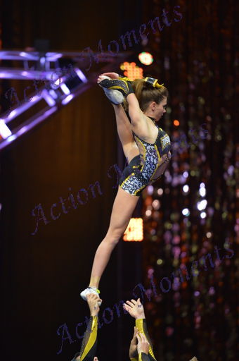 justanotherdumbcheergirl:There is one hand holding onto the tip of her toe!!