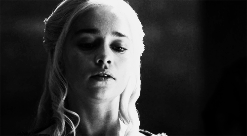 gameofthronesdaily:He came from the sky… The black one… The winged shadow…