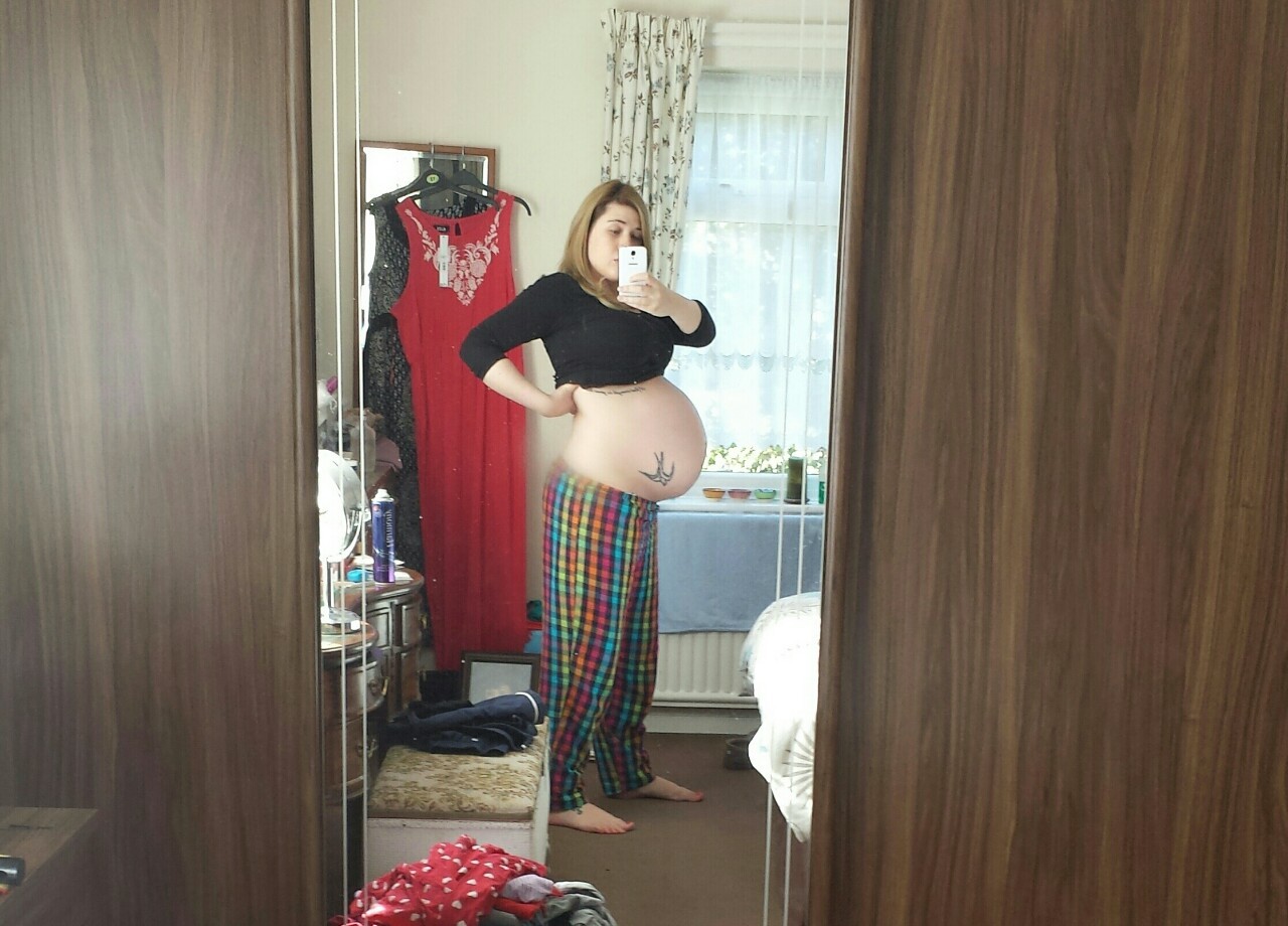 vickyandchick: 39 3  My belly is so heavy. Hurry up kid. 