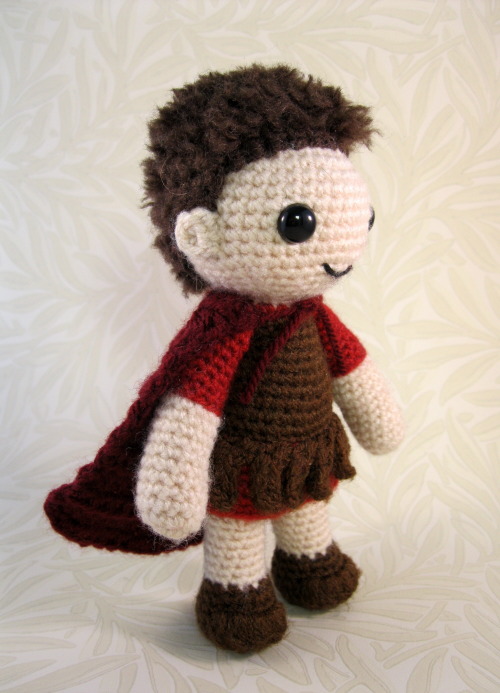 lucyravenscar:My latest pattern, to make a cute Roman Soldier amigurumi, is now available in my Etsy