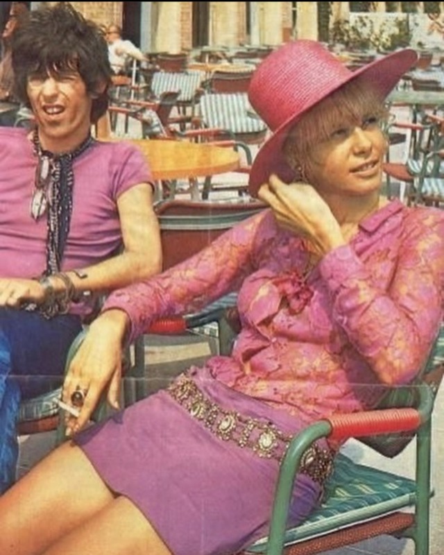 Shot of Anita and Keith sitting outside the Excelsior Hotel in Lido, Venice, 1967🥀♥️
📸 Archivio Cameraphoto 