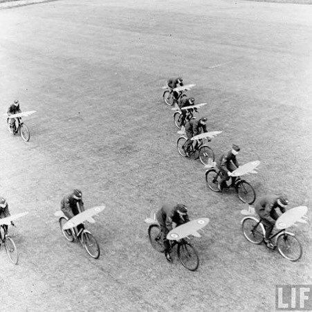 colchrishadfield: The wee tails make this pilot formation training even more excellent. Bikes on a p