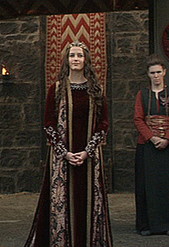 periodcostumelover:Morgan Pendragon’s red dress & crown in Camelot 1x03