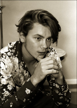 70s-flowerchild:  phoenixxrae:  River Phoenix