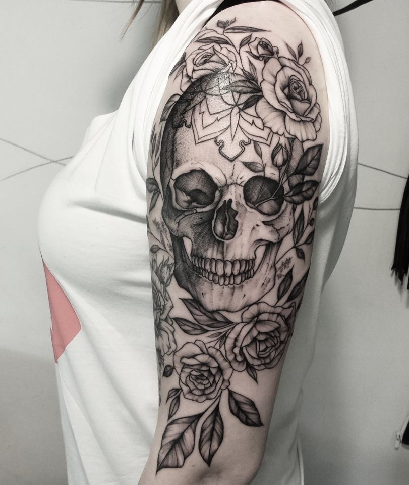 justanothertattoo-blog:  dotwork-tattoo:  by Zszywka BlackBear Studio   Tattoo blog