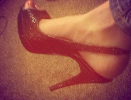 Who wants to see her feet get covered in cum ?