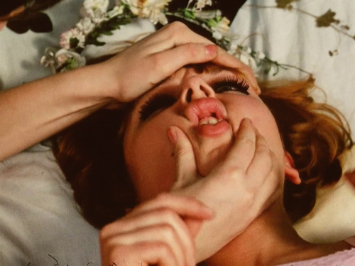 francois-truffaut:“You don’t belong to this century. Do you hear me?” Sedmikrásky (1966)