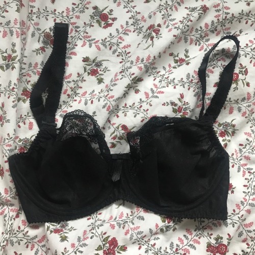 Lingerie Sale : F and FF cups / All brand new / DM if interested / Payment by Paypal :1/ Wonderbra b