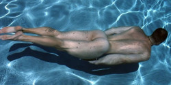 hermososculosgays:  Nadando  Jajaja algún día lo haré en mi alberca