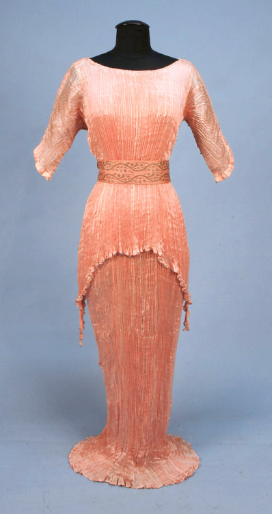 jeannepompadour:Fortuny “Peplos” gowns from c, 1920, the 1920s and late 1920s-early 1930s