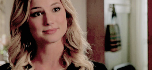 Emily Thorne in every episode: Penance (2x07)↳ “Miss Emily Thorne, sociopathic socialite..”