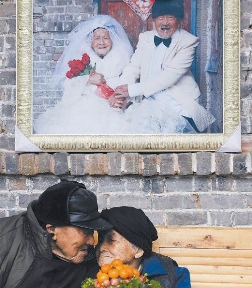 o0o0o0o0o0o0o0o0o0o0:  offbeatchina:  103-year-old man Wu Conghan and his 105-year-old wife Wu Songshi celebrated their 90th Valentine’s Day in a rural Sichuan village.   n_n 