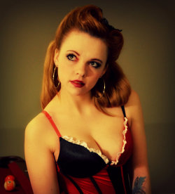 dirty-gamer-girls:  Pinup Quinn by Scarlett-QuinnCheck out http://dirtygamergirls.com for more awesome cosplay
