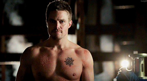 lucyyh:Shirtless Oliver, a series: 2x12 Tremors.For @allimariexf Bonus: