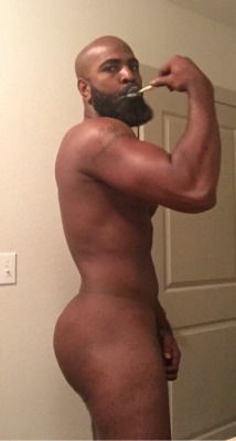 luvphattazz:  tyrone1509:  Dental habits   That ass right thurr homie…. Damn