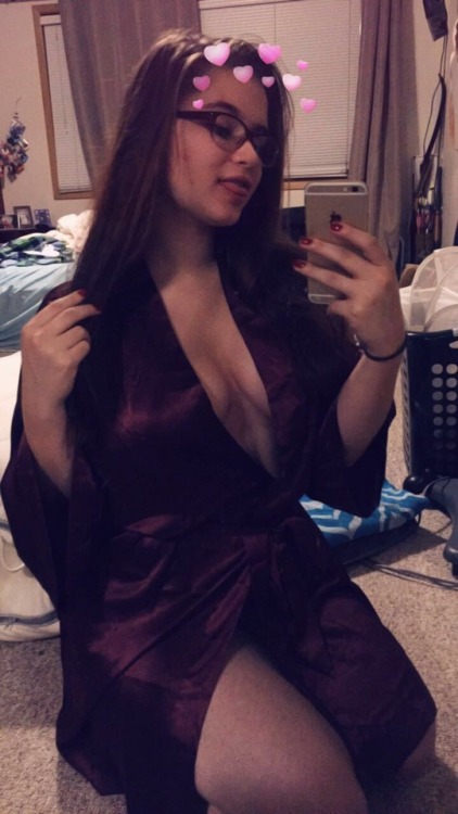 girlslovetheirbodies:  💕☺️💕 just me @cactiand