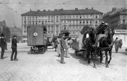 Eine Reise zurück ins Jahr 1920. Man befindet sich mitten im Alltagsgeschehen auf der Kreuzung am Ka