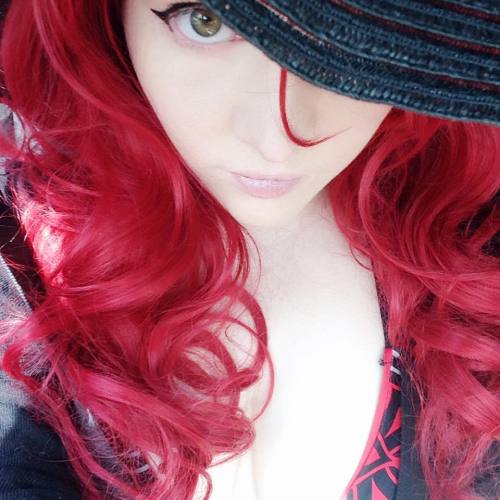 foxy-cosplay:  Sunhat Selfies. <3Expect to see the photos from the actual lake shoot in a day or so. ;)