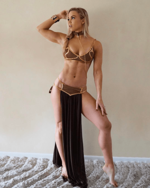 draigasx:Some sexy fit cosplay slave Leia.The best cosplay subject.