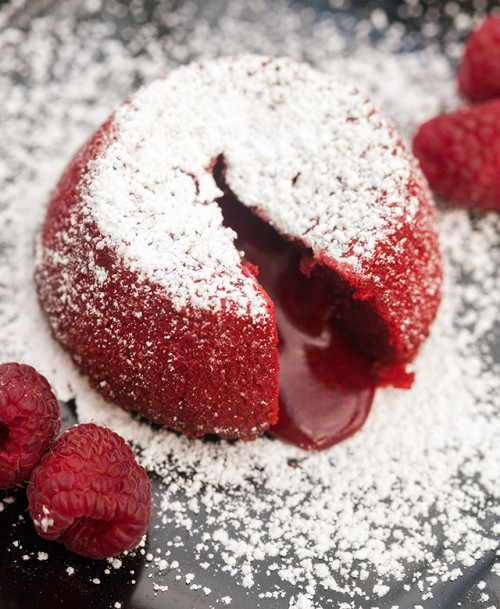 craving-nomz: Red Velvet Molten Lava Cakes